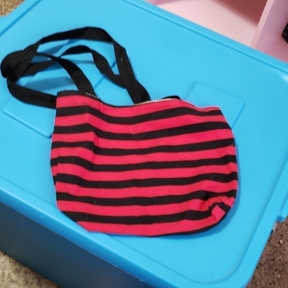 Red and black penguin purse. - Picture 2 of 4
